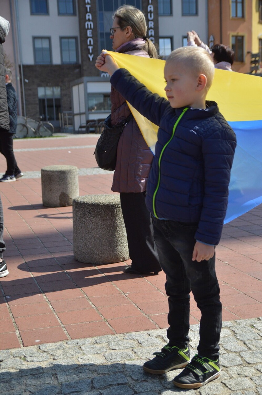 Protest przeciwko wojnie w Ukrainie na rynku w Bytowie. Wzruszające symbole na chodniku| FOTO+WIDEO