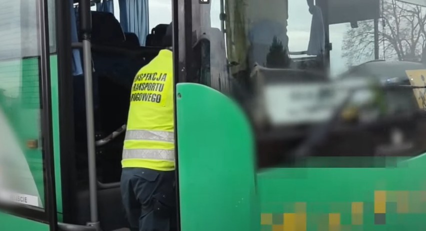 Tym autobusem wożono dzieci do szkoły. Szyby na taśmę klejącą i brak tylnych kierunkowskazów [WIDEO]