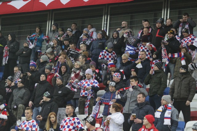 Mecz Górnika Zabrze z Miedzią Legnica oglądało około 10 tysięcy widzów. Na stadionie pojawili się także górnicy w paradnych mundurach