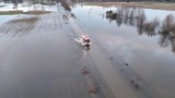 Powodzie na Mazowszu. Strażacy pomogli dzieciom dostać się do szkoły. W sieci pojawił się film z "wesołym autobusem"