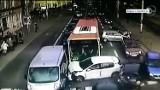 Wypadek autobusu na Hallera we Wrocławiu. Zobacz film z monitoringu [wideo]