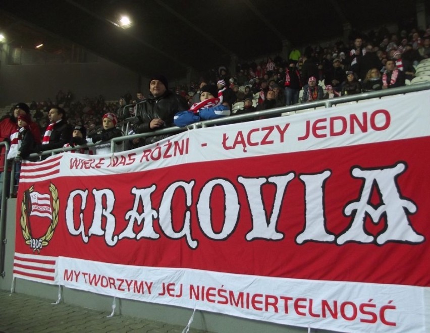 Kibice Cracovii tłumnie wspierali swój zespół, mimo jednej...
