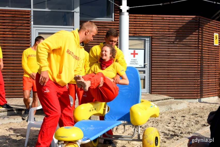 Ratownicy z Gdyni pomagają osobom niepełnosprawnym korzystać z kąpielisk. Cenna inicjatywa Gdyńskiego Centrum Sportu ZDJĘCIA 