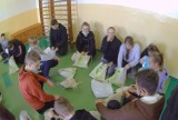 Uczniowie szkoły podstawowej w Mokrej Prawej przygotowali plecaczki powitalne dla ukraińskich dzieci