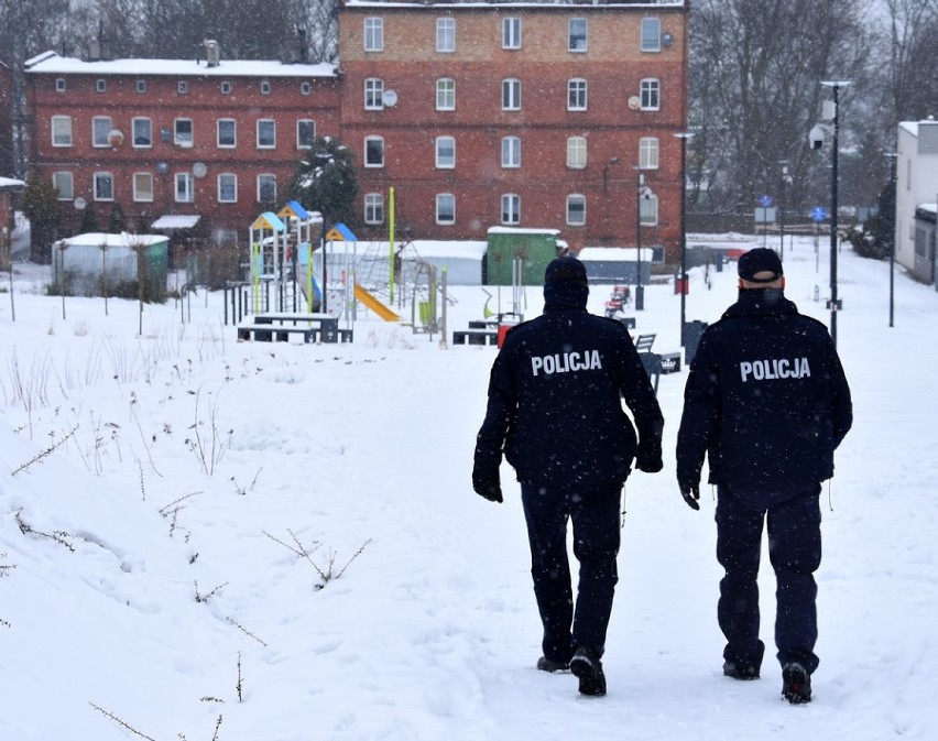 Starogard Gdański - Policjanci dbają o bezpieczeństwo dzieci podczas zimowych ferii