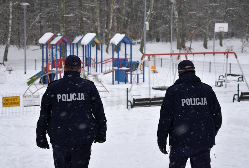 Starogard Gdański - Policjanci dbają o bezpieczeństwo dzieci podczas zimowych ferii