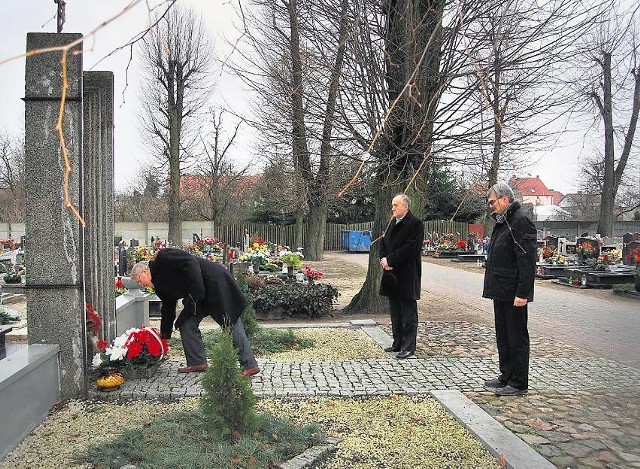 Na miejscowym cmentarzu również znajduje się pomnik upamiętniający wydarzenia sprzed lat