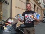Motocyklista Tomasz Kucharczyk chce pomóc psom z Rachowa Starego