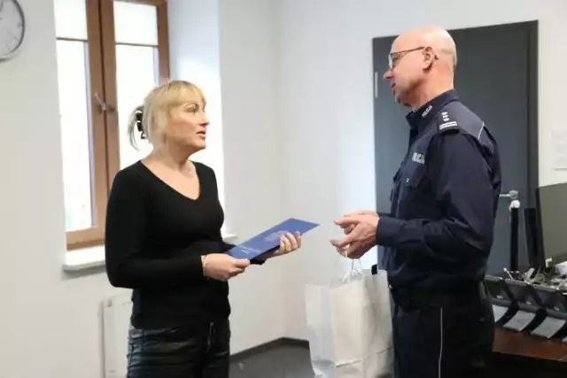 Inspektor Tomasz Śliwiński, komendant miejski policji w Kielcach dziękował kielczance za wrażliwość i dobre serce. Dzięki niej plany oszustów zostały pokrzyżowane.