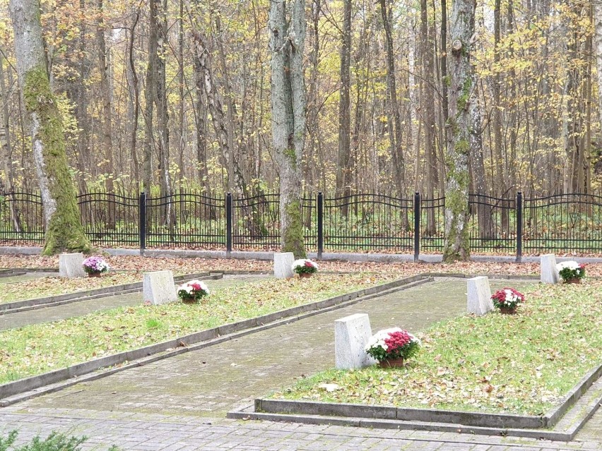 Kwiaty przekazane przez ARMiR trafiły na cmentarze w Krępie Kaszubskiej i Piaśnicy