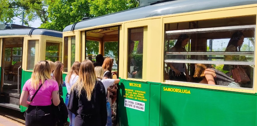 Tramwajem przez historię najnowszą. Niezwykła lekcja uczniów ZST