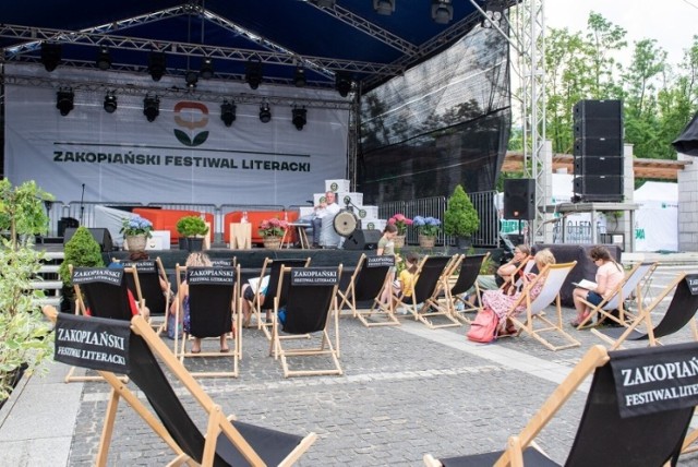 Zakopiański Festiwal Literacki odbywa się na Placu Niepodległości w Zakopanem