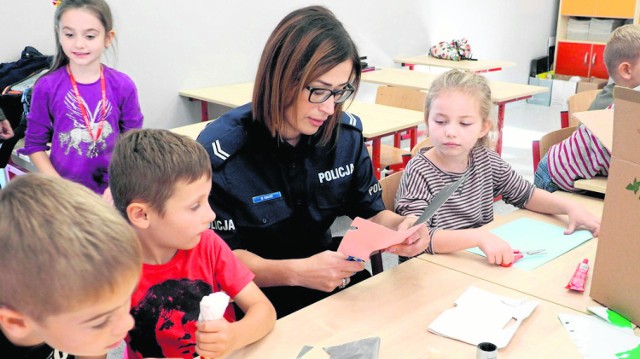 St. sierż. Beata Gałka, rzeczniczka koszalińskiej komendy policji, zarazem autorka programu, poprowadziła zajęcia w IA w SP 23; tu akurat trwa przygotowanie pudełka na odblaski