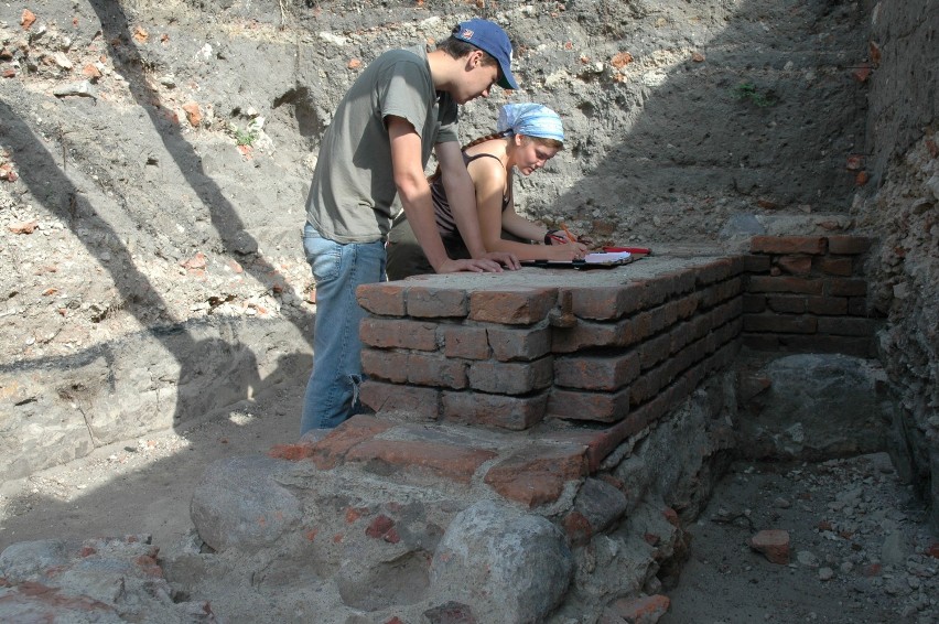 Wykopaliska archeologiczne w Kościanie prowadzone były...