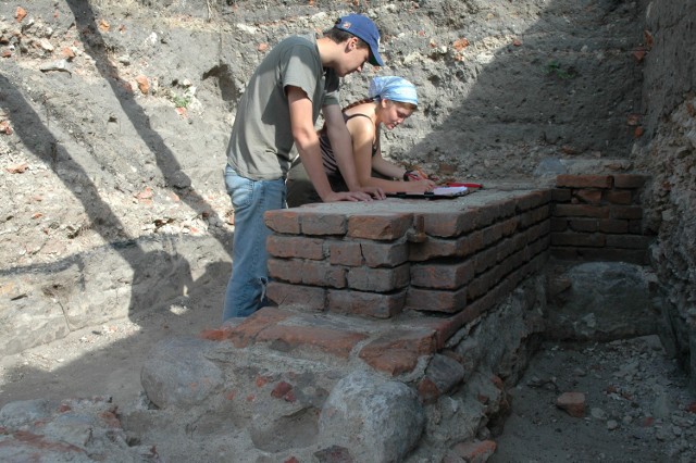 Wykopaliska archeologiczne w Kościanie prowadzone były między innymi w miejscu, gdzie istniał zamek, a także na pl. Wolności i przy pozostałościach murów miejskich prowadzących niegdyś od zamku w kierunku bramy Głogowskiej