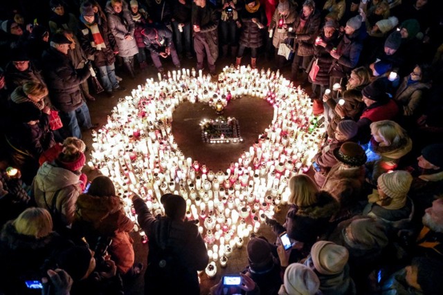 W środowy wieczór mieszkańcy Poznania po raz drugi spotkali się na placu Wolności. Podobnie jak we wtorek, w ciszy oddali cześć zmarłemu tragicznie prezydentowi Gdańska Pawłowi Adamowiczowi. Tym razem ułożyli też serce ze zniczy. Zobacz zdjęcia ------>