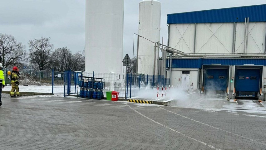 Wyciek ciekłego azotu na terenie zakładu produkcyjnego w Słupcy. Pracownicy ewakuowani