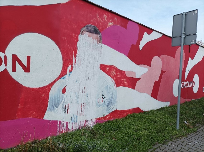 Mural na którym namalowano podobiznę Lukasa Podolskiego,...