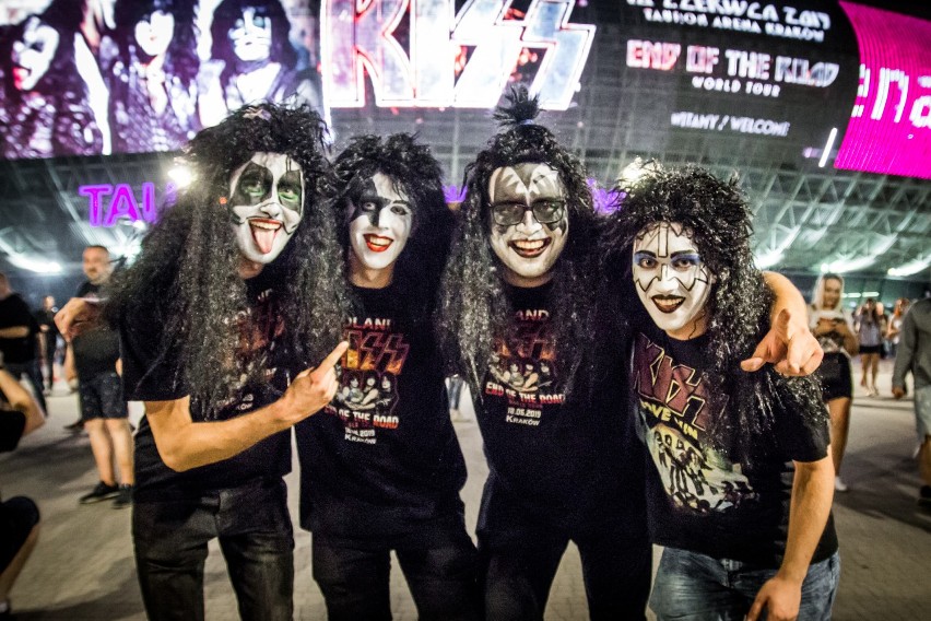 Zespół Kiss. Fanom kontrowersyjnej grupy nie brakowało fantazji, jeśli chodzi o stylizację [ZDJĘCIA]