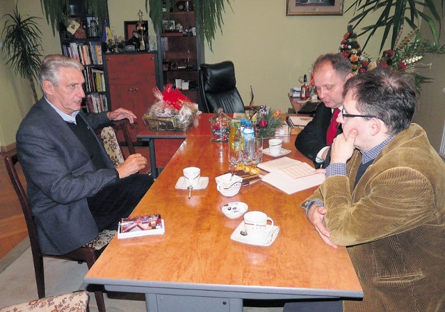 Bogusław Wołoszański w rozmowie z burmistrzem i Krzysztofem Dudkiem, szefem NCK