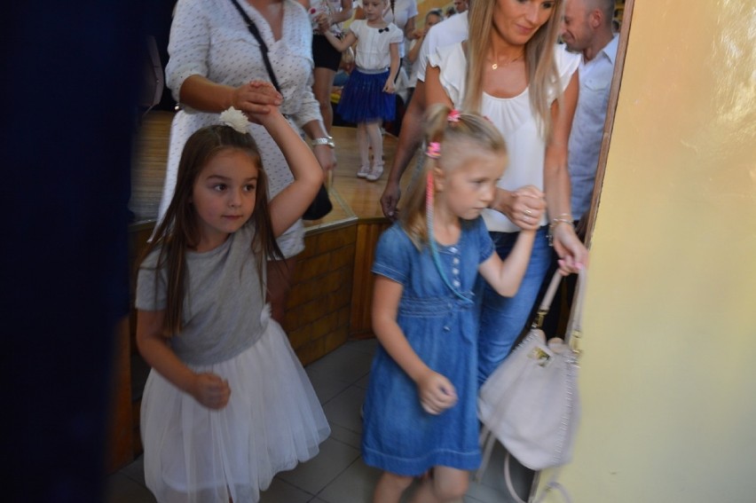 Najmłodsi uczniowie Szkoły Podstawowej nr 12 w Bełchatowie rozpoczęli rok szkolny [ZDJĘCIA]