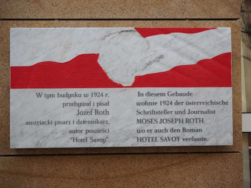 Uszkodzona tablica na elewacji hotelu Savoy