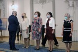 Legnica: Dzień Edukacji Narodowej, nauczyciele otrzymali medale, a kurator Roman Kowalczyk dał koncert! [ZDJĘCIA]
