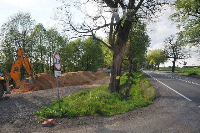 Tempo robót na nowej ścieżce rowerowej przy ulicy Rawskiej w Skierniewicach od początku pozostawiało wiele do życzenia