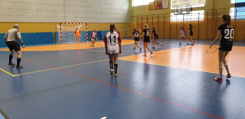 Turniej Halowej Piłki Nożnej Kobiet w Budzyniu: Panie zmierzyły się w futsalu (ZDJĘCIA)