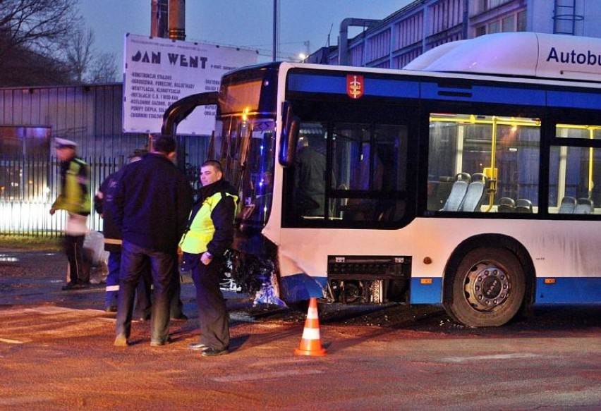 Wypadek w Gdyni. Autobus zderzył się z osobówką [ZDJĘCIA, WIDEO]