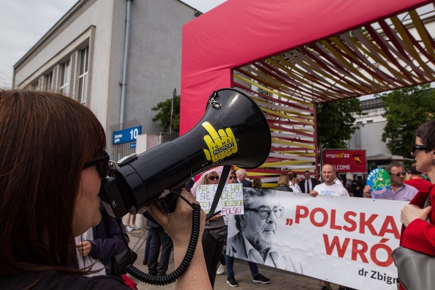 Protest odbył się w środę, 11 maja, pod budynkiem...