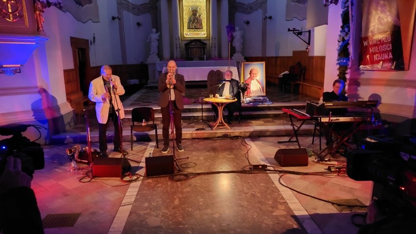 Mnóstwo osób uczestniczyło w misterium muzycznym z udziałem Andrzeja Grabowskiego. „Muzyczne Obrazy Drogi Krzyżowej” w kolegiacie Ostrowcu