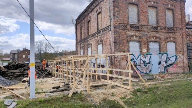 Tak dziś wygląda budowa m.in. centrum przesiadkowego, nowych torowisk, dróg, tuneli w Dąbrowie Górniczej 

Zobacz kolejne zdjęcia/plansze. Przesuwaj zdjęcia w prawo - naciśnij strzałkę lub przycisk NASTĘPNE