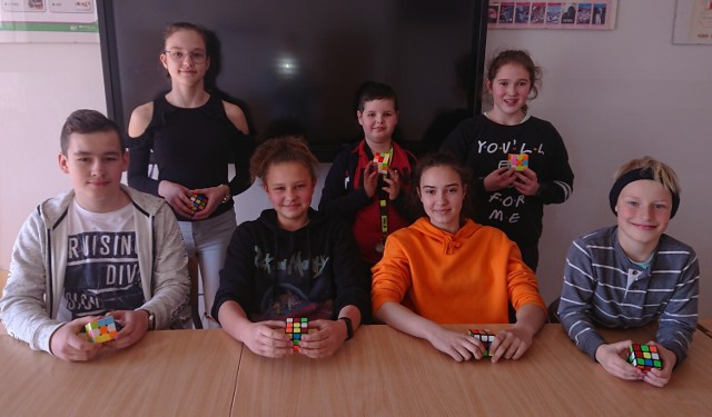 Mistrzowie układania Kostki Rubika w Sadowie. Układają w mniej niż minutę