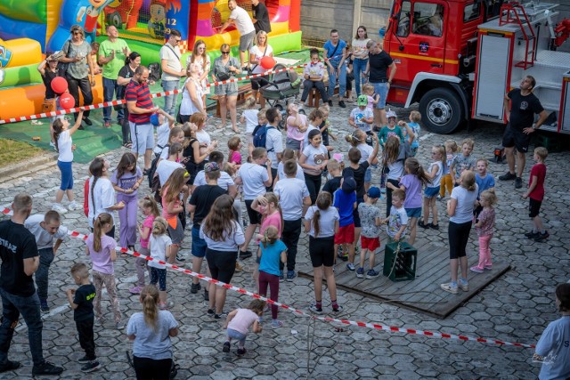 Wspinaczka na wieżę ze skrzynek, dmuchańce, skakańce, animatorzy, darmowa wata cukrowa czy napoje, zabawy i konkursy, pokaz sprzętu - to wszystko czekało na osoby, które niedzielne popołudnie, 18 czerwca 2023 roku, zdecydowały się spędzić z OSP i GCK Dobrzyca