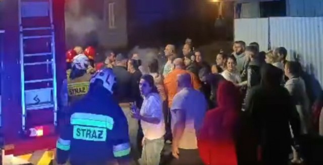 Napaść na strażaków gaszących pożar na osiedlu romskim w Koszarach. Nagranie Limanowa.in jest wstrząsające. Pięć osób usłyszało zarzuty