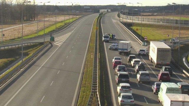 Po wypadku autostrada A4 Bochnia - Kraków jest zamknięta. Zorganizowano objazd. Na zdjęciu: widok na węzeł Bochnia, godz. 15.15