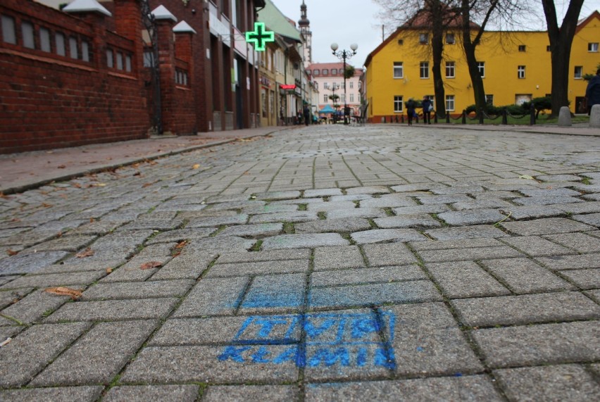 Napisy o treści „TVP Kłamie” oraz „Dość propagrandy PiS”...