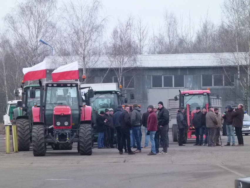 Rolniczy protest w Łowiczu. Rolnicy spowalniają ruch na DK 92 (Foto)