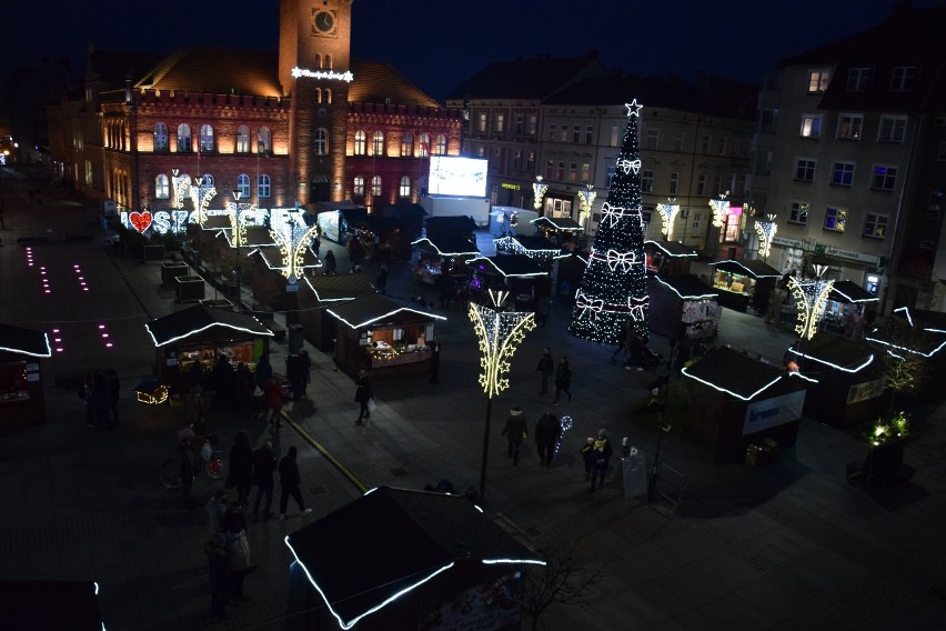 Jarmark w wieczorowej scenerii