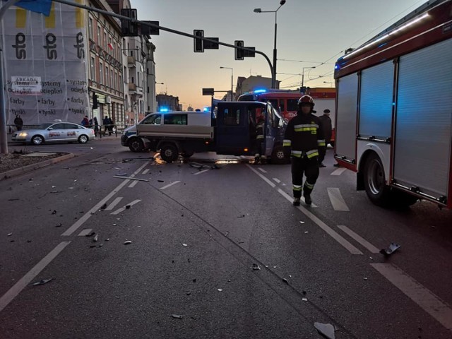 Do wypadku doszło po godzinie 7 rano w środę, 5 grudnia. Na skrzyżowaniu ulicy Jagiellońskiej z Ogińskiego zderzyły się samochód osobowy z dostawczym. Do szpitala trafiły dwie osoby - matka z dzieckiem. 

Pod Trasą Uniwersytecką były spore utrudnienia, a jeden pas ruchu w kierunku ronda Jagiellonów był zablokowany. Na miejsce wezwano dwa zastępy straży pożarnej, policję i zespół ratowników medycznych. 


Flesz - wypadki drogowe. Jak udzielić pierwszej pomocy?

