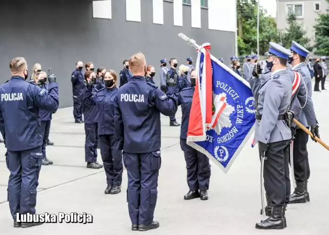 Zarobki policjantów po kursie podstawowym wzrosły o kilkaset złotych