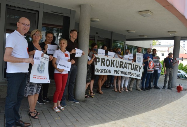 Protest pracowników prokuratury w Piotrkowie przeciwko zamrożeniu wynagrodzeń, 11 sierpnia 2021