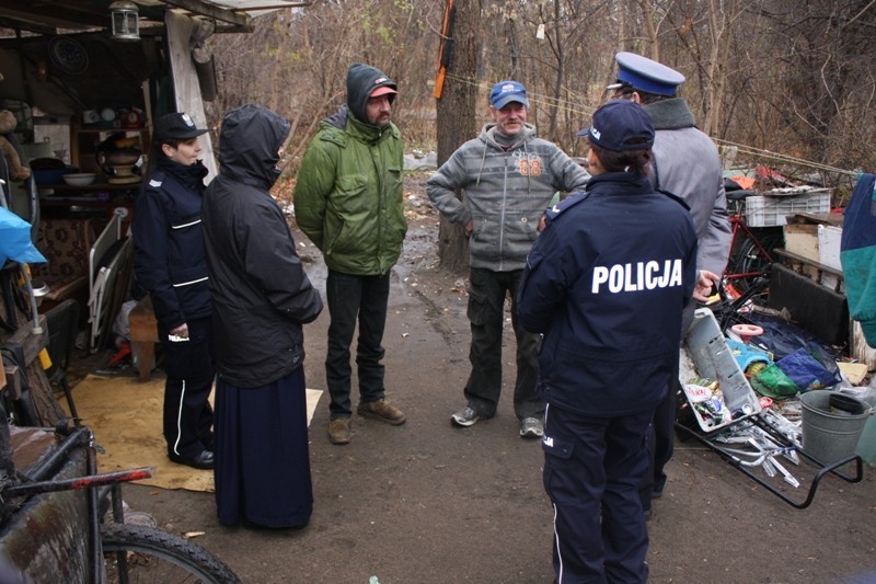 Policja i Caritas pomagają bezdomnym [ZDJĘCIA, WIDEO]