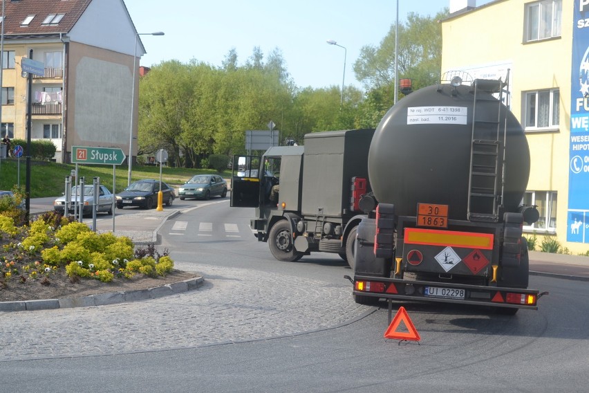 Awaria wojskowej ciężarówki na rondzie. Są utrudnienia w...