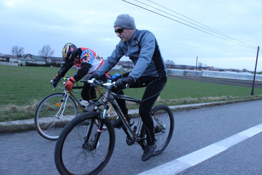 Wielkoorkiestrowa sztafeta cyklistów jedzie z Kalisza do Warszawy [FOTO]