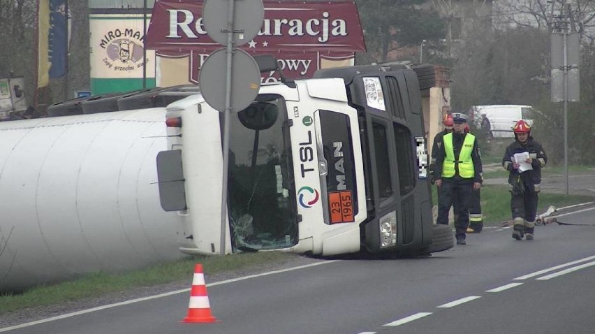 Wypadek w Niedźwiadach pod Kaliszem. Przed wjazdem do jednej...