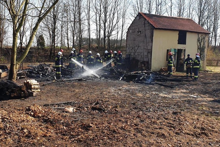 Pożar w Niepoczołowicach. Wójt do strażaków: brawo Wy! ZDJĘCIA