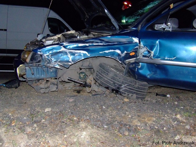 Wrak forda, kierowca tego pojazdu był sprawcą całego zdarzenia. Zbiegł z miejsca wypadku. Fot. Piotr Andrzejak