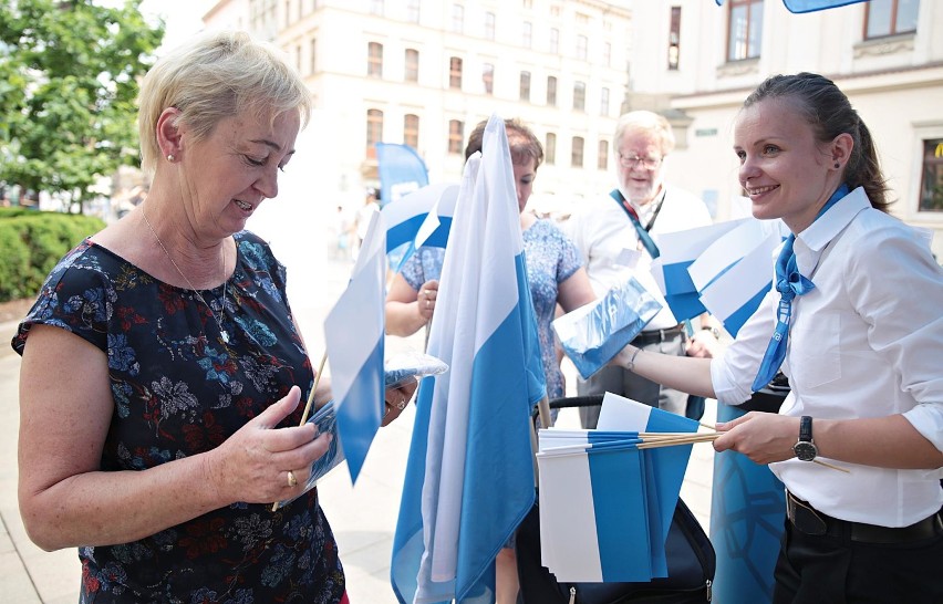 Kraków. Trzy tysiące flag i chorągiewek rozdano mieszkańcom [ZDJĘCIA]